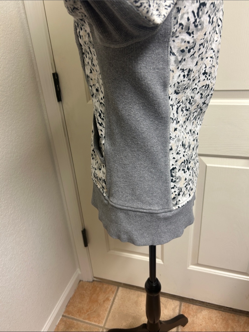 Lululemon Scuba Hoodie II in Not So Petite Fleur Silver Spoon / Heathered, Med - Picture 7 of 10